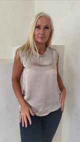 Satīna bezpiedurkņu tops