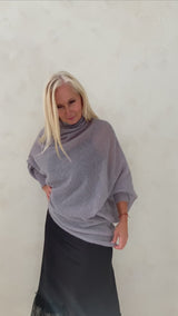 Asimetrisks mohēras džemperis ar augstu apkakli