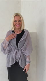 Gaiši pelēka maigas mohēras smalka adījuma jaciņa ar mežģīņu piedurknēm