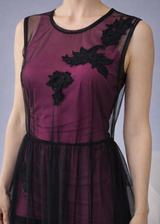 Melna tilla virskleita ar mežģīņu aplikācijām