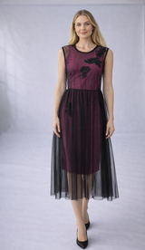 Melna tilla virskleita ar mežģīņu aplikācijām