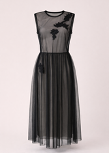 Melna tilla virskleita ar mežģīņu aplikācijām