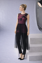 Melna tilla virskleita ar mežģīņu aplikācijām