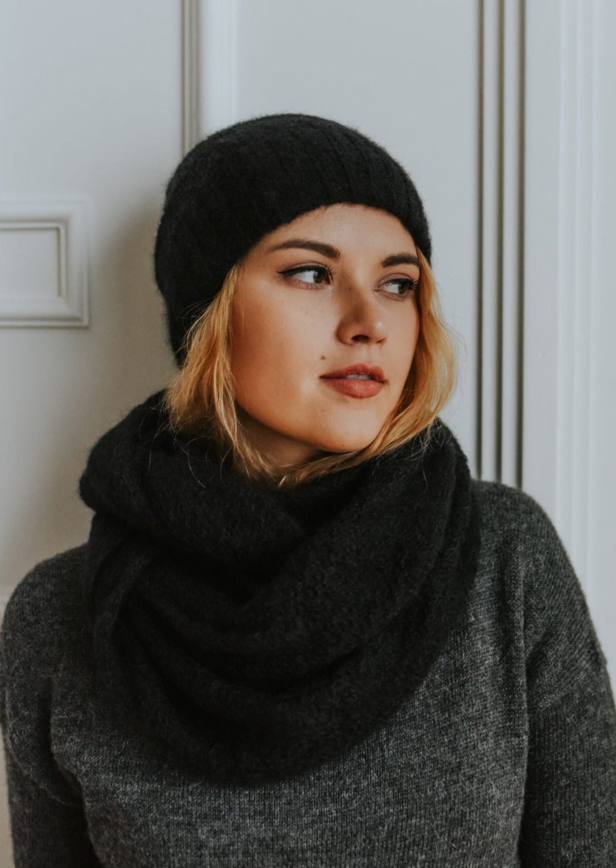 Melna mohēras cepure dubultā adījumā