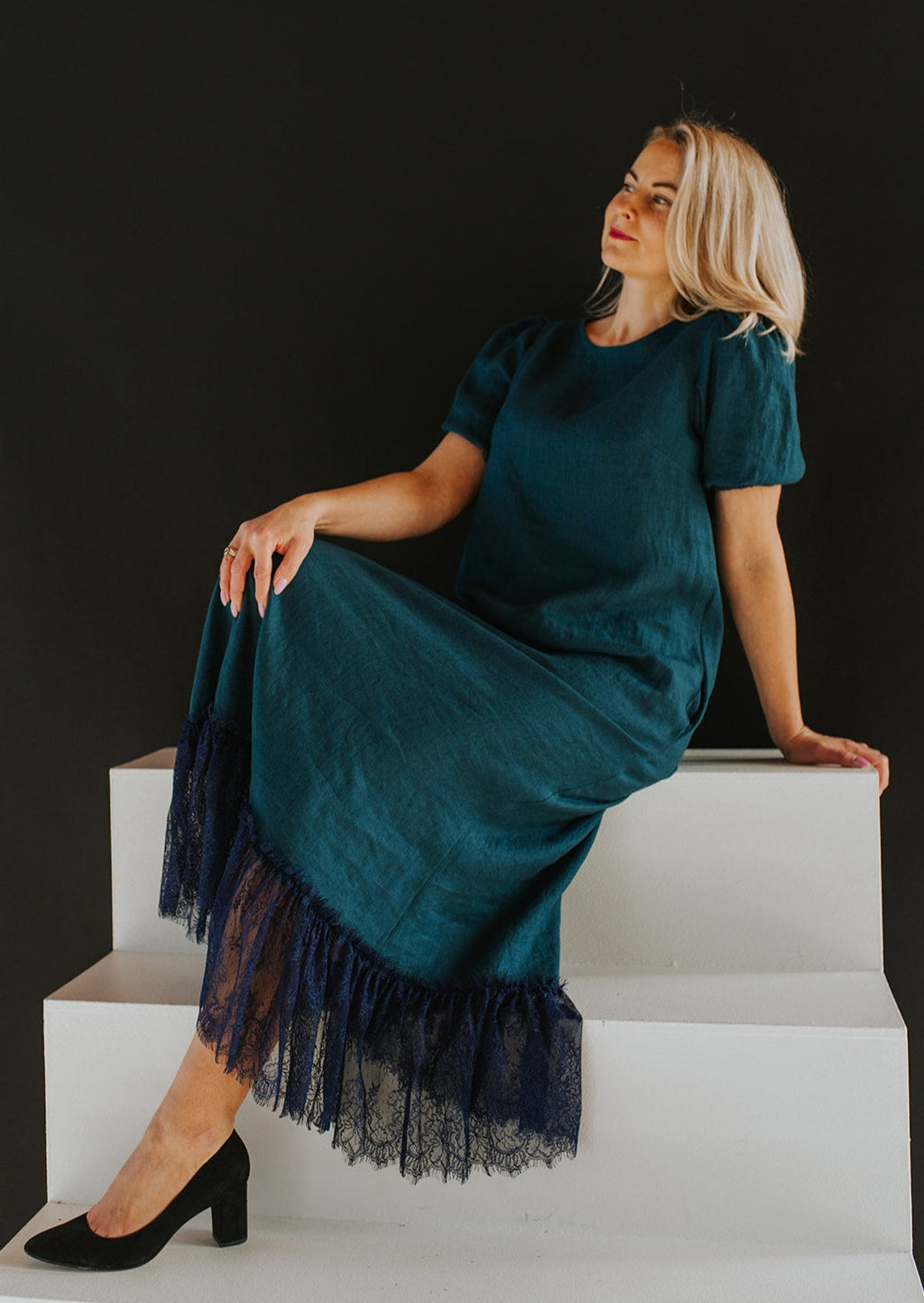Smaragdzaļa lina kleita ALEKSANDRA ar tumši zilu mežģīni – RENATE ROSE
