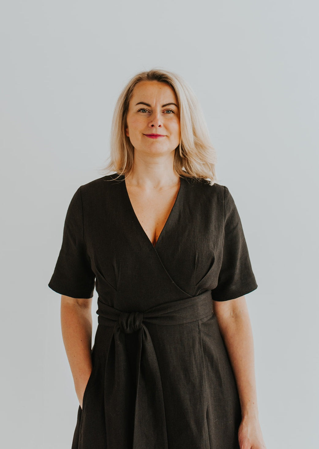 Melna halāttipa lina kleita MARLENA ar sasienamu banti viduklī