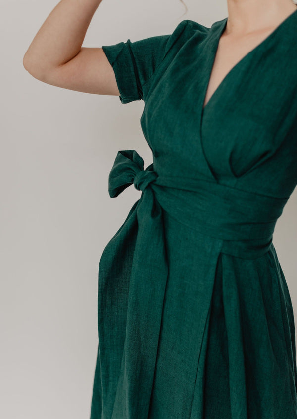 Smaragdzaļa halāttipa lina kleita MARLENA ar sasienamu banti viduklī
